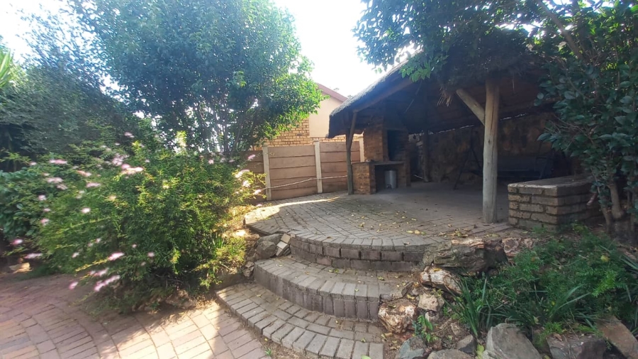 4 Bedroom Property for Sale in Oakdene Gauteng