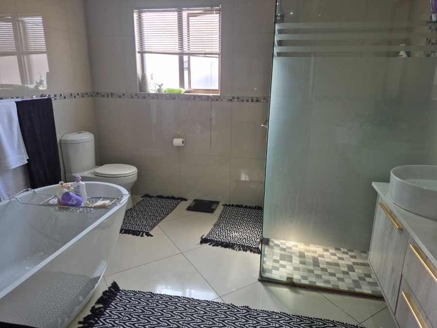 4 Bedroom Property for Sale in Thatchfield Hills Gauteng