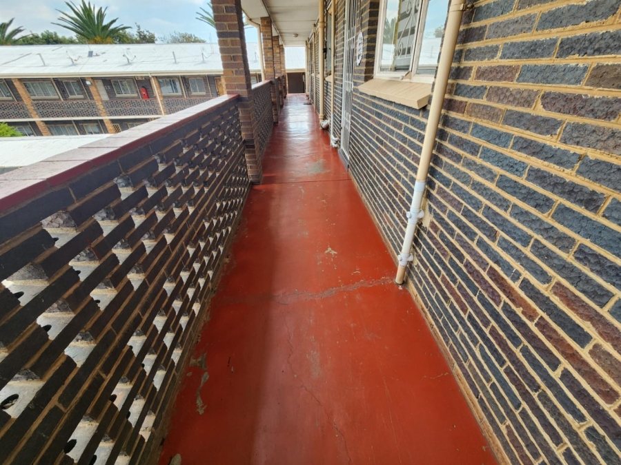 2 Bedroom Property for Sale in Crown Gardens Gauteng