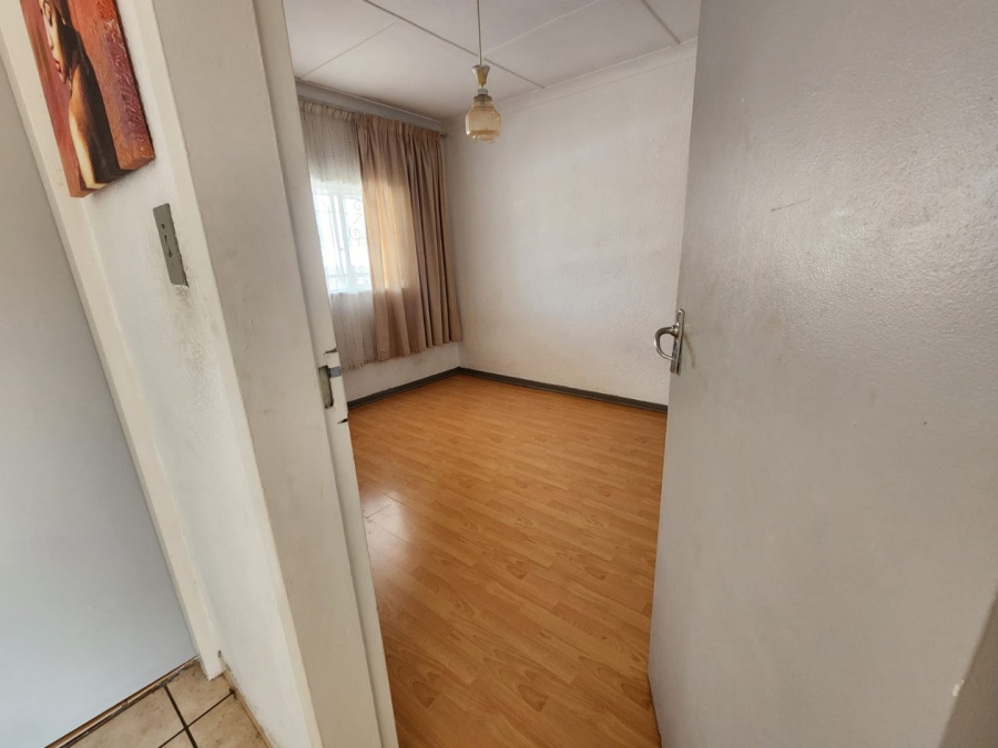 2 Bedroom Property for Sale in Crown Gardens Gauteng