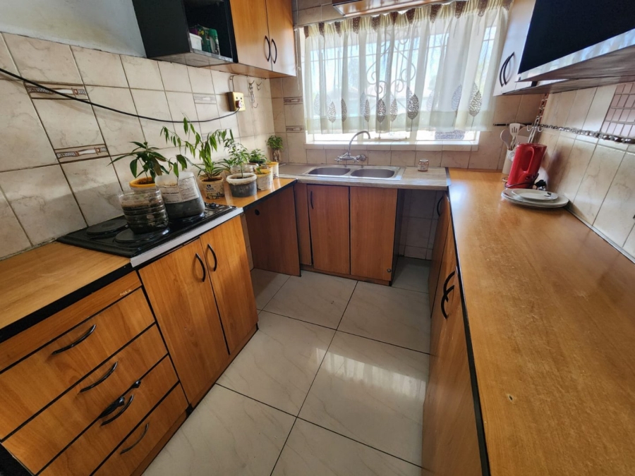 2 Bedroom Property for Sale in Crown Gardens Gauteng