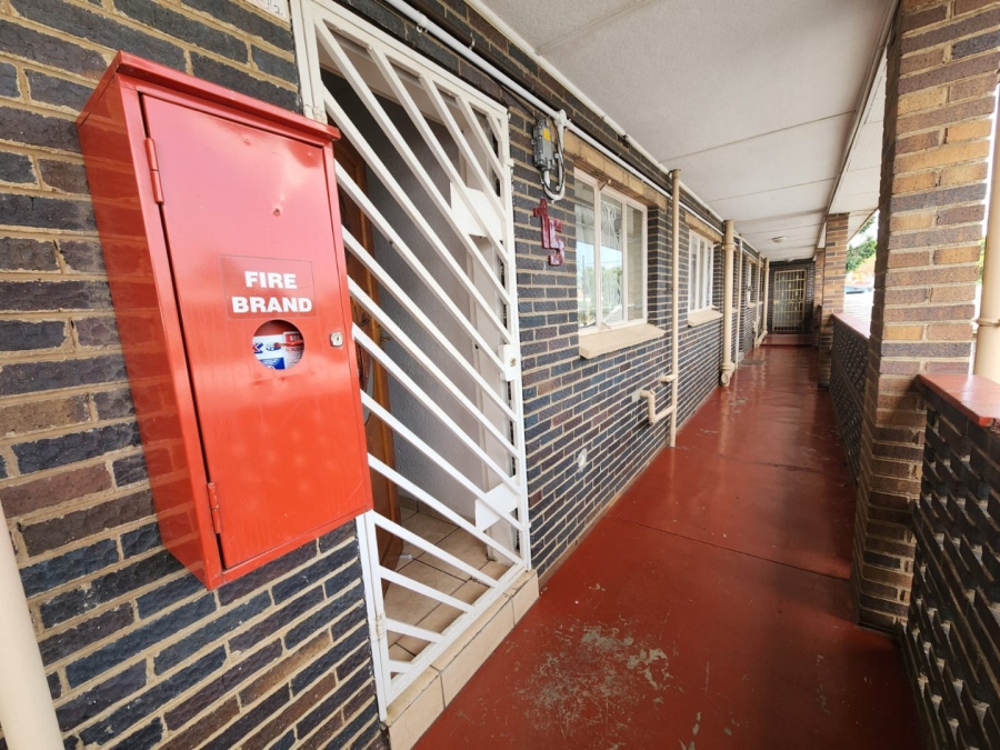 2 Bedroom Property for Sale in Crown Gardens Gauteng