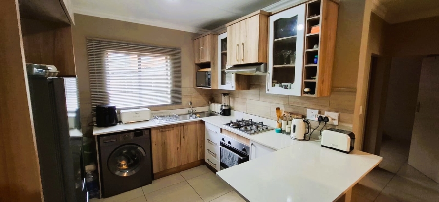 To Let 2 Bedroom Property for Rent in Andeon AH Gauteng