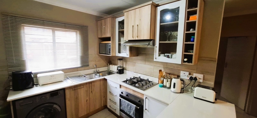 To Let 2 Bedroom Property for Rent in Andeon AH Gauteng