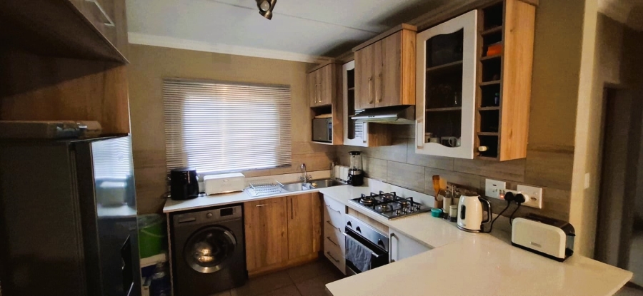 To Let 2 Bedroom Property for Rent in Andeon AH Gauteng