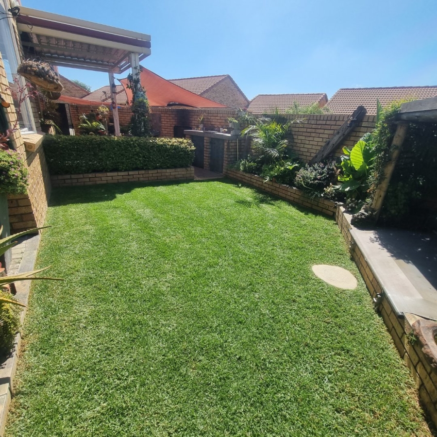 2 Bedroom Property for Sale in The Reeds Gauteng