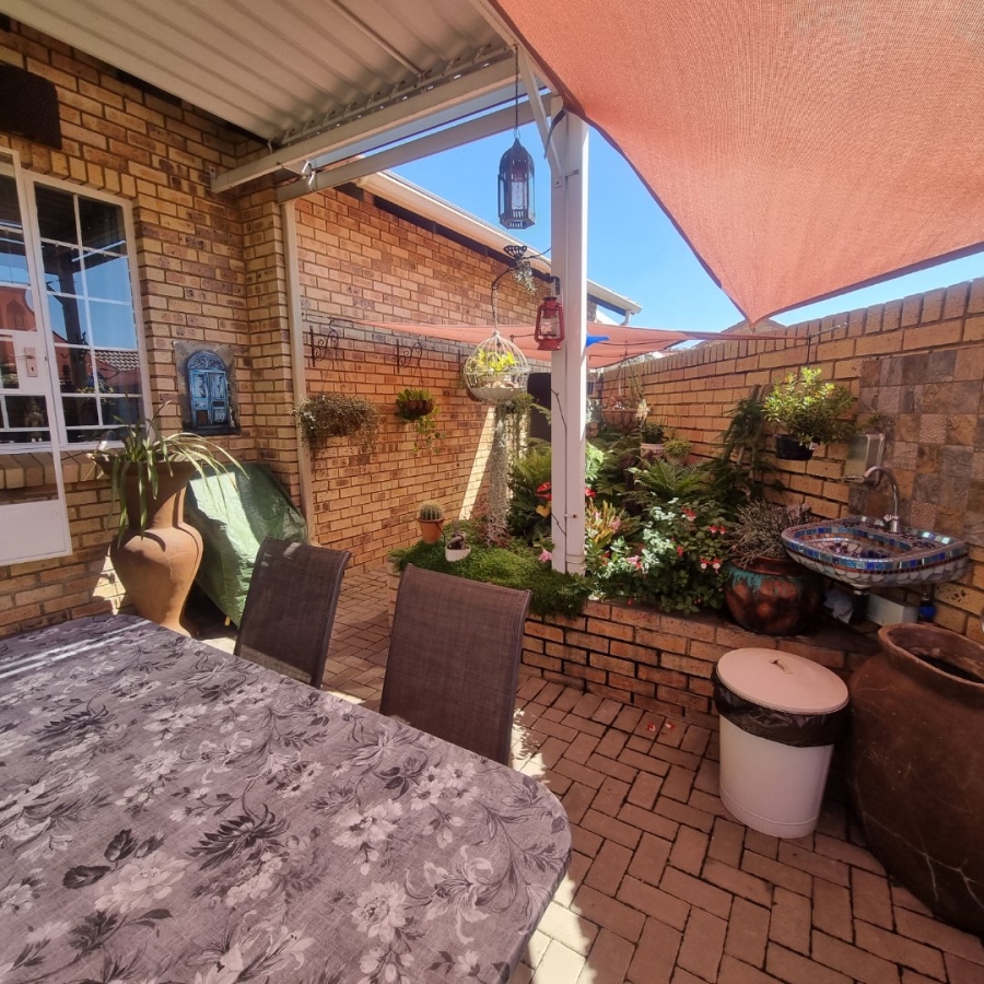 2 Bedroom Property for Sale in The Reeds Gauteng