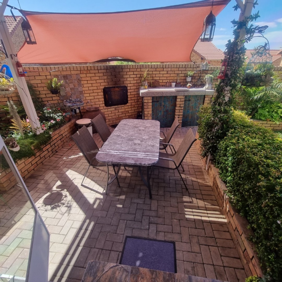 2 Bedroom Property for Sale in The Reeds Gauteng