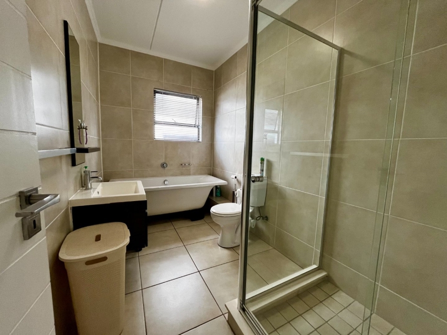 3 Bedroom Property for Sale in Oakdene Gauteng