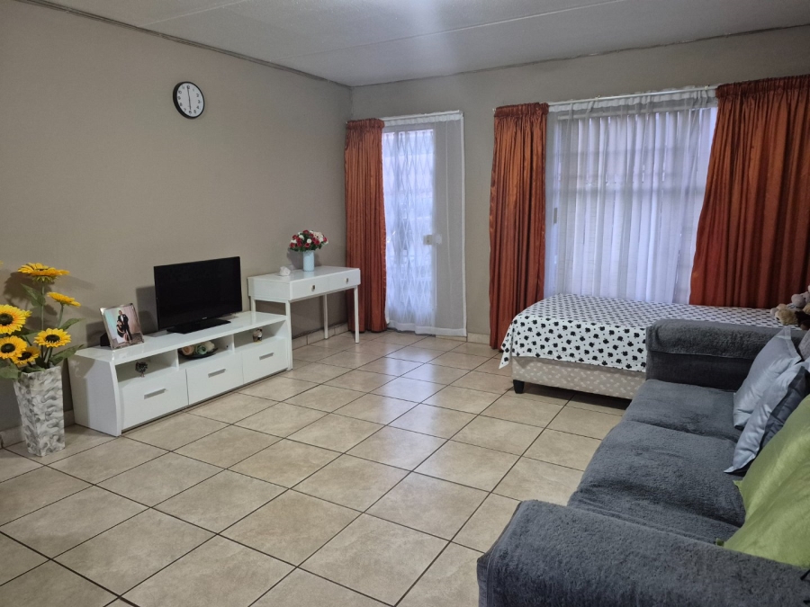 1 Bedroom Property for Sale in Die Hoewes Gauteng