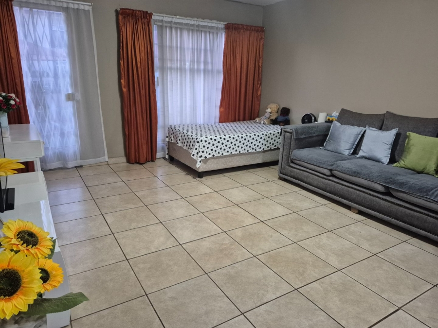 1 Bedroom Property for Sale in Die Hoewes Gauteng