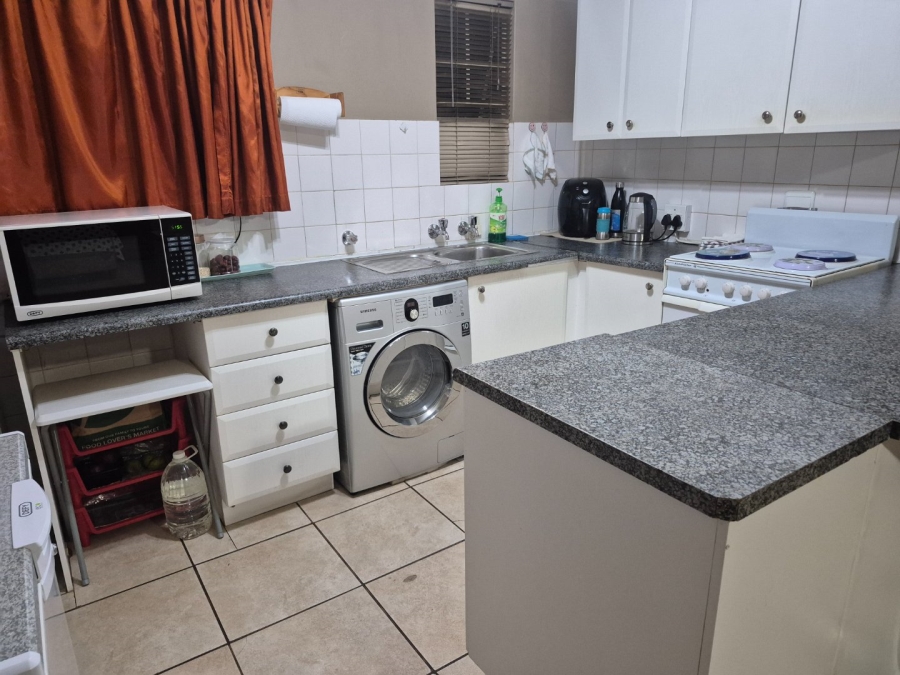1 Bedroom Property for Sale in Die Hoewes Gauteng