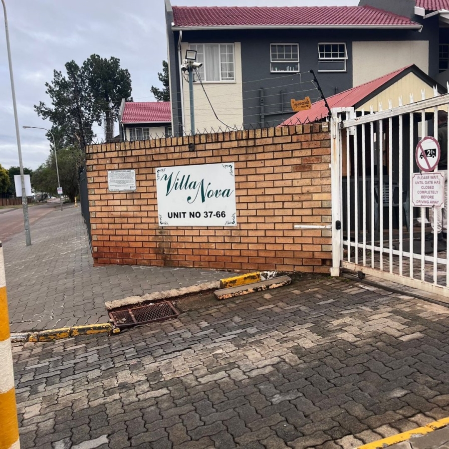 1 Bedroom Property for Sale in Die Hoewes Gauteng