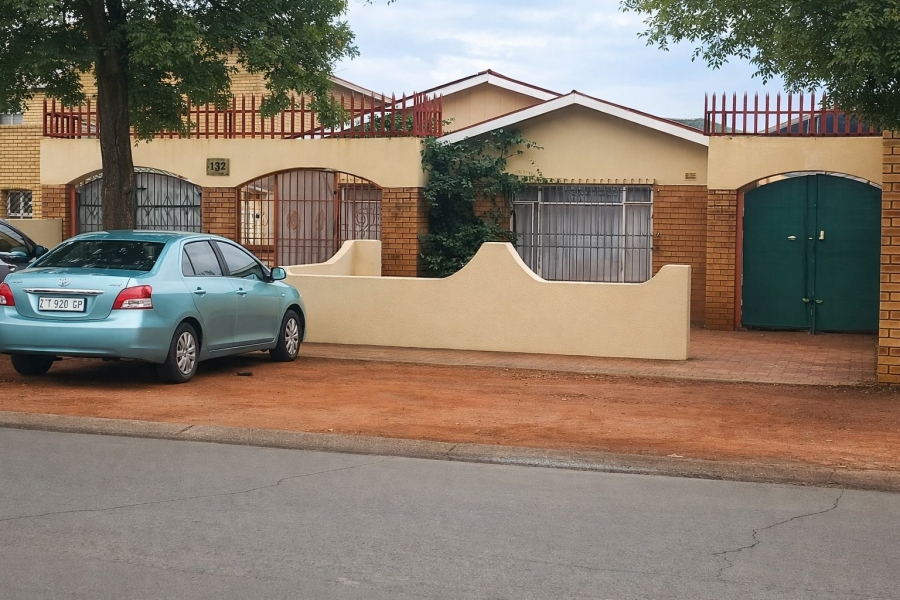 4 Bedroom Property for Sale in Lenasia Ext 1 Gauteng