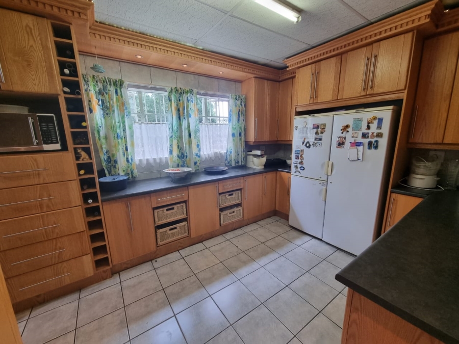 5 Bedroom Property for Sale in Vaaloewer Gauteng