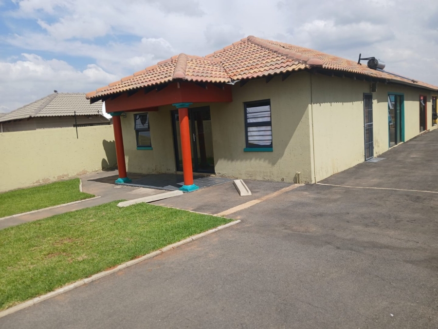 5 Bedroom Property for Sale in Protea Glen Gauteng