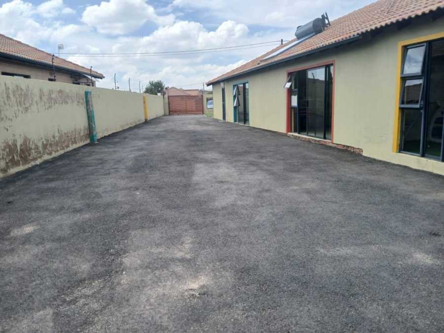 5 Bedroom Property for Sale in Protea Glen Gauteng