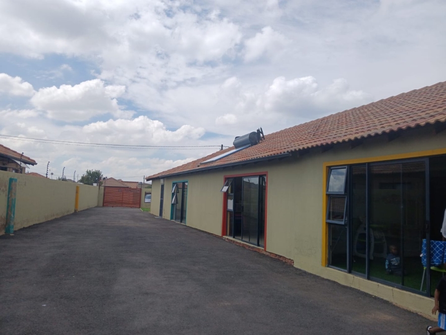 5 Bedroom Property for Sale in Protea Glen Gauteng