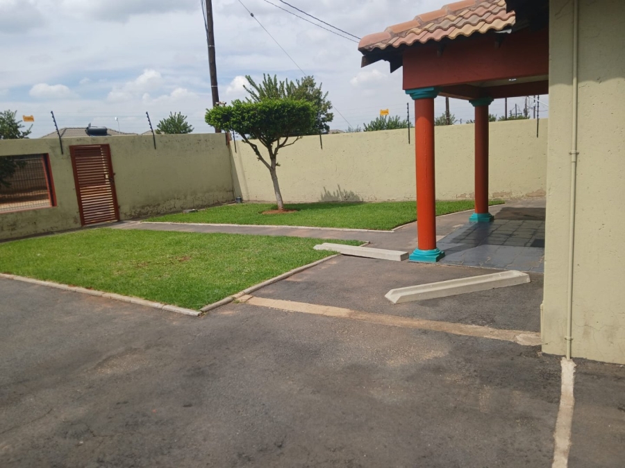 5 Bedroom Property for Sale in Protea Glen Gauteng