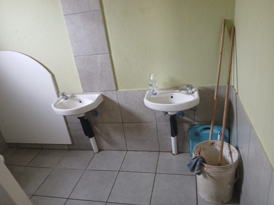 5 Bedroom Property for Sale in Protea Glen Gauteng