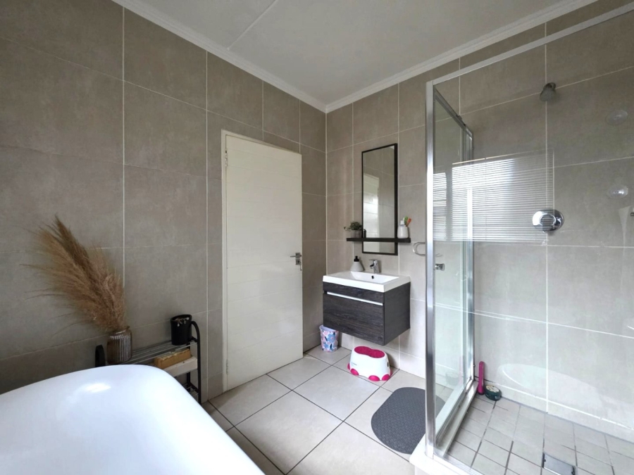 3 Bedroom Property for Sale in Longmeadow Gauteng