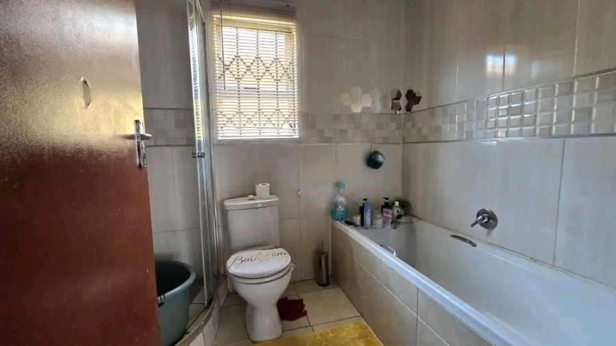  Bedroom Property for Sale in Finsbury Gauteng