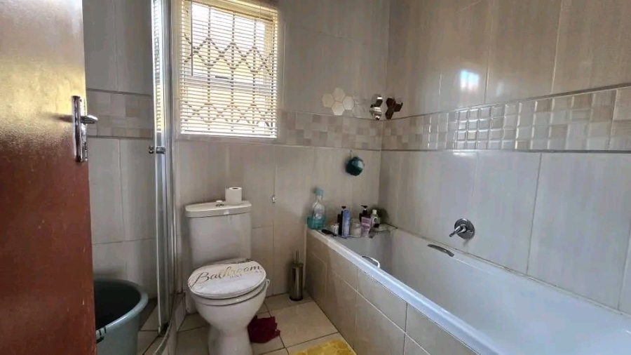  Bedroom Property for Sale in Finsbury Gauteng