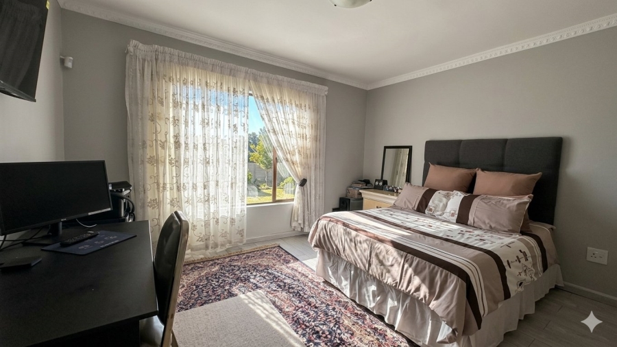 5 Bedroom Property for Sale in Zakariyya Park Gauteng