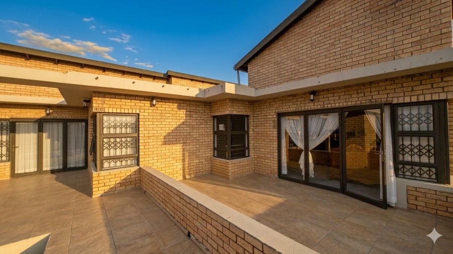 5 Bedroom Property for Sale in Zakariyya Park Gauteng