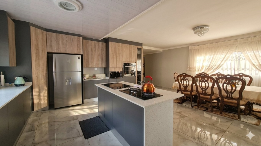 5 Bedroom Property for Sale in Zakariyya Park Gauteng