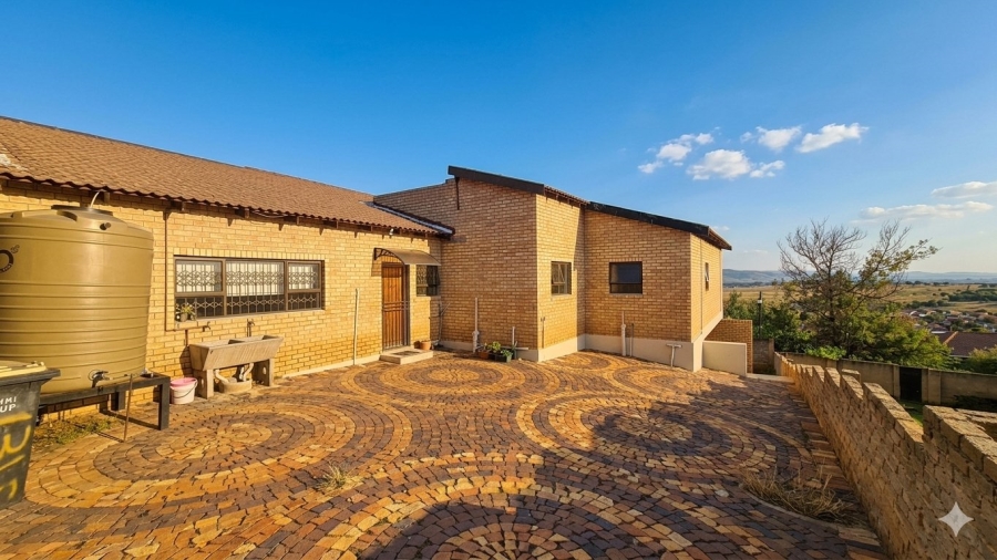 5 Bedroom Property for Sale in Zakariyya Park Gauteng