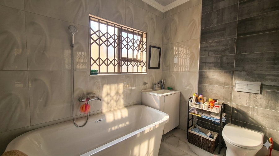 5 Bedroom Property for Sale in Zakariyya Park Gauteng