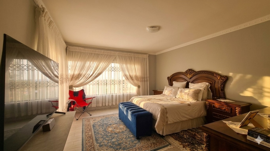 5 Bedroom Property for Sale in Zakariyya Park Gauteng