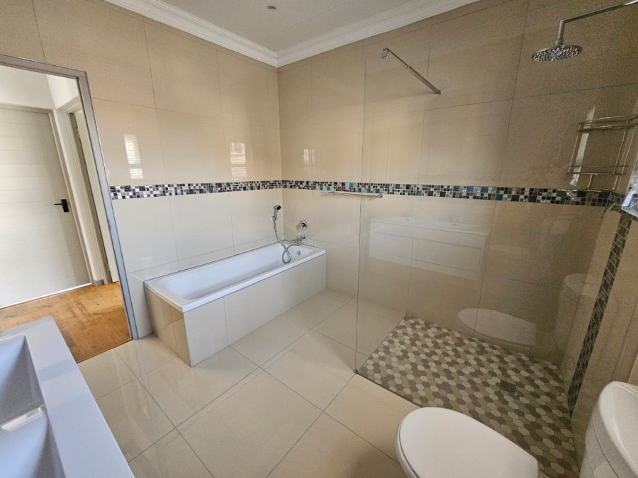 5 Bedroom Property for Sale in Thatchfield Glen Gauteng