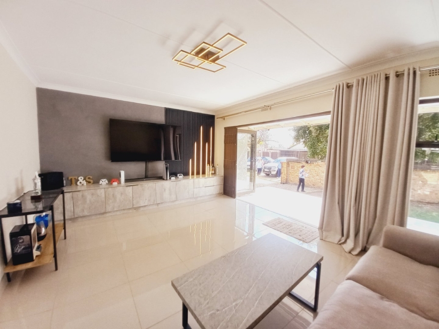 3 Bedroom Property for Sale in Buurendal Gauteng