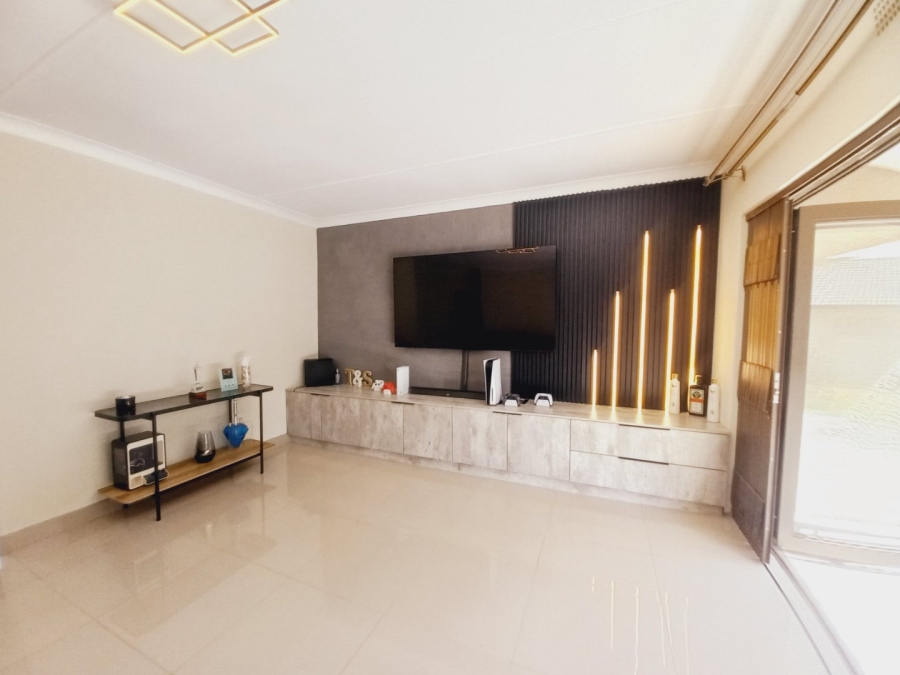 3 Bedroom Property for Sale in Buurendal Gauteng