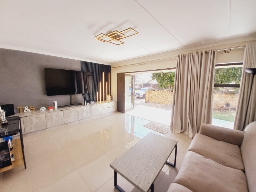 3 Bedroom Property for Sale in Buurendal Gauteng