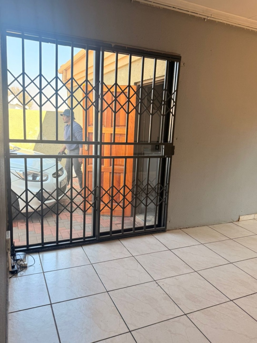 2 Bedroom Property for Sale in Dawn Park Gauteng