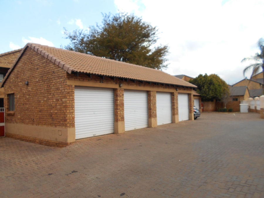 To Let 2 Bedroom Property for Rent in Monavoni Gauteng