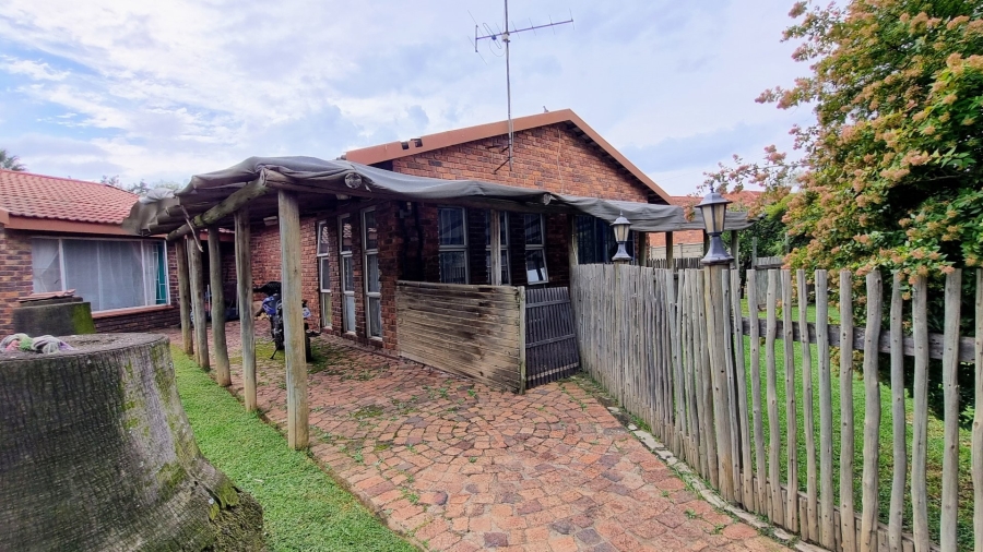 3 Bedroom Property for Sale in Falcon Ridge Gauteng