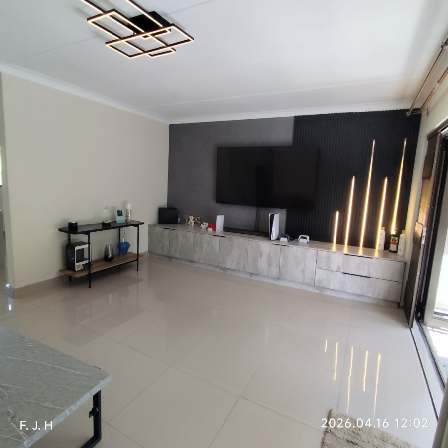 3 Bedroom Property for Sale in Buurendal Gauteng