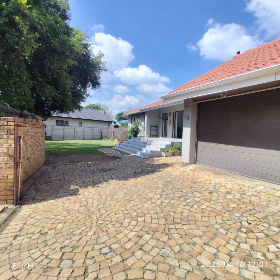 3 Bedroom Property for Sale in Buurendal Gauteng