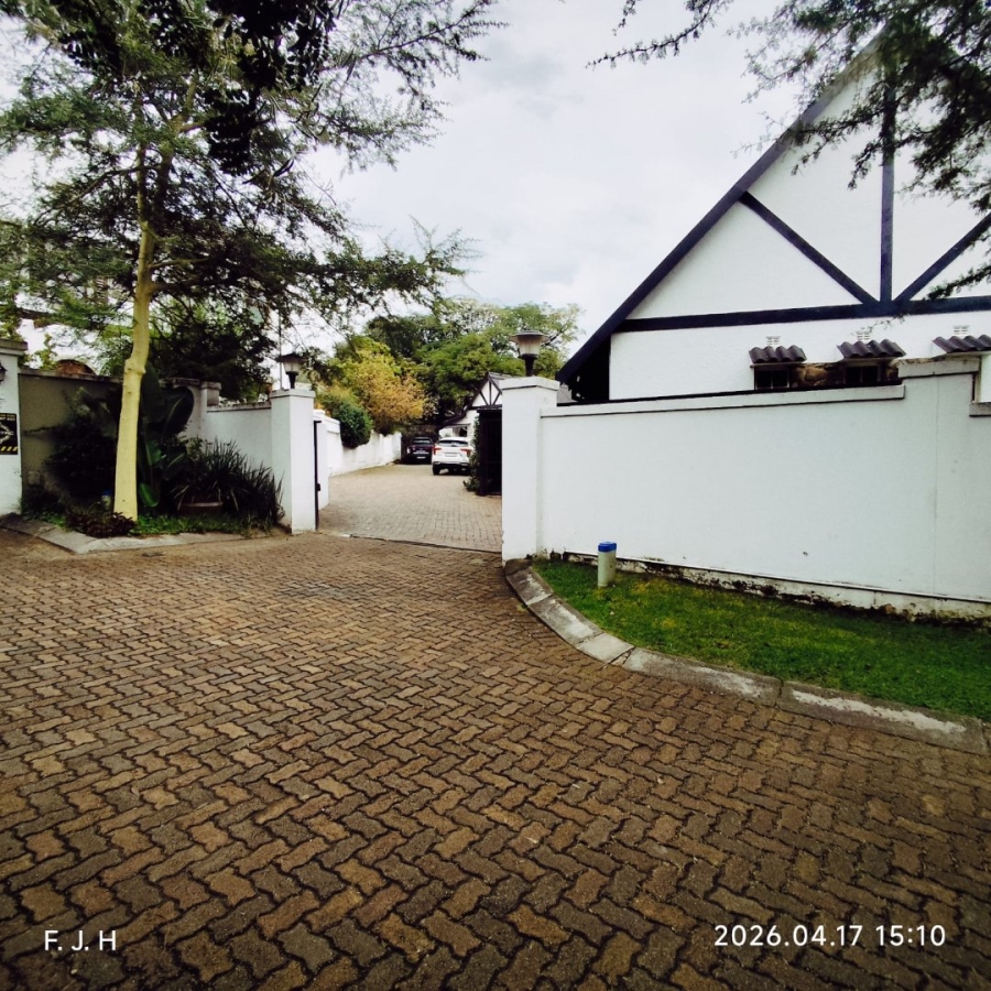 6 Bedroom Property for Sale in Senderwood Gauteng