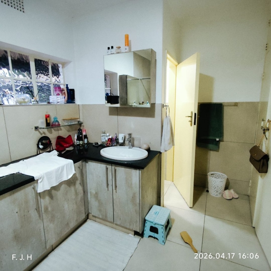 6 Bedroom Property for Sale in Senderwood Gauteng