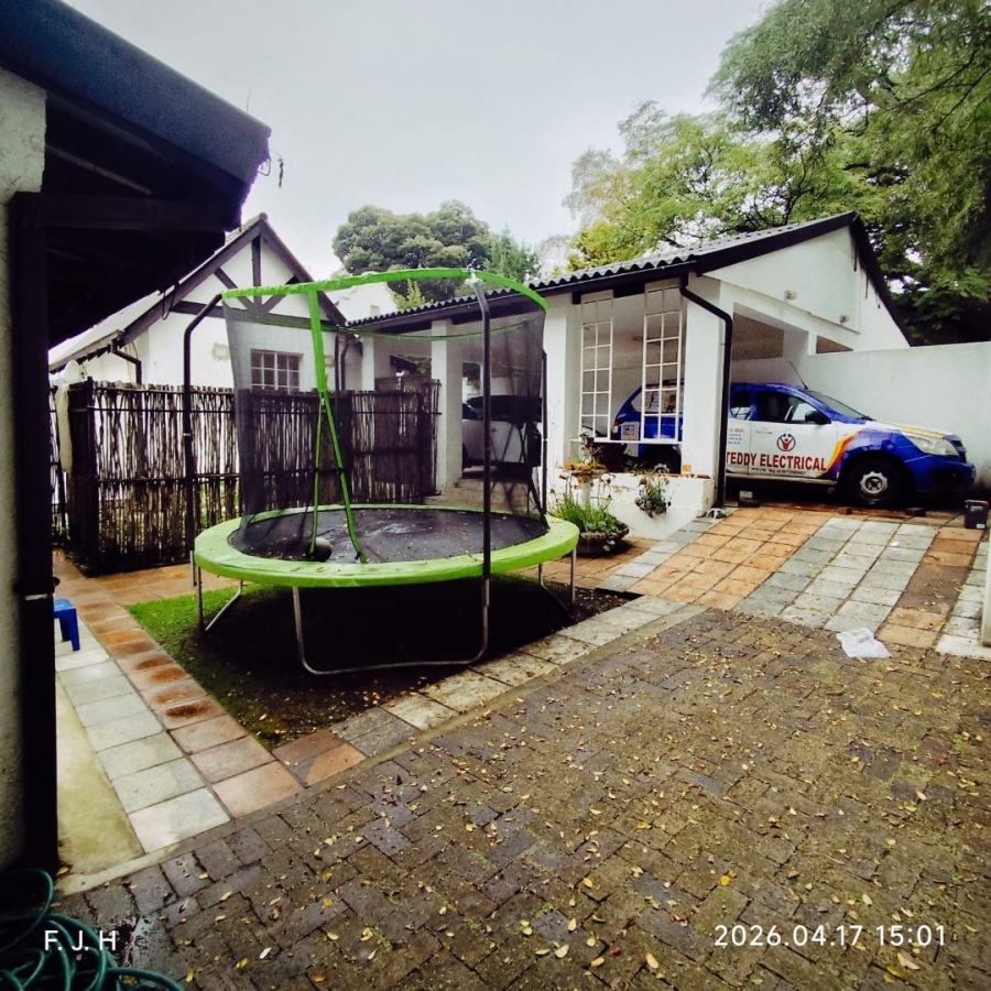 6 Bedroom Property for Sale in Senderwood Gauteng