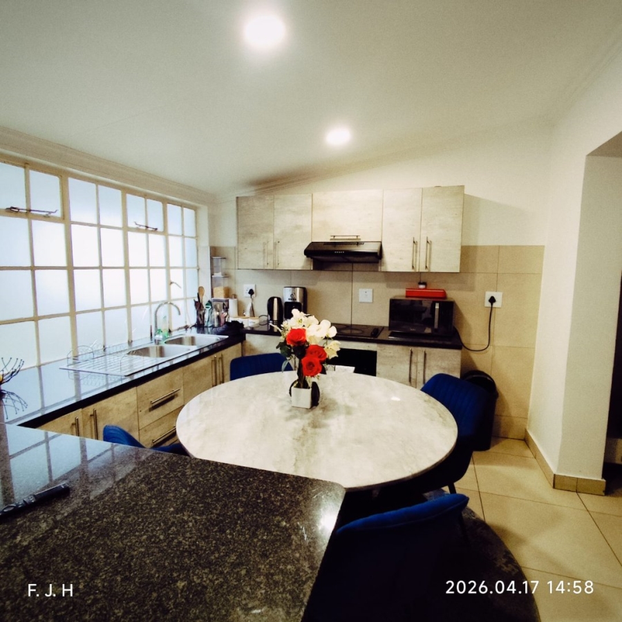 6 Bedroom Property for Sale in Senderwood Gauteng