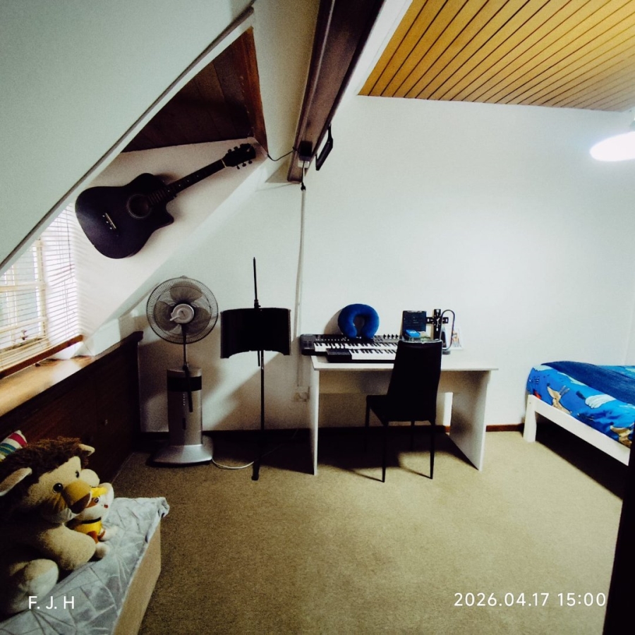 6 Bedroom Property for Sale in Senderwood Gauteng