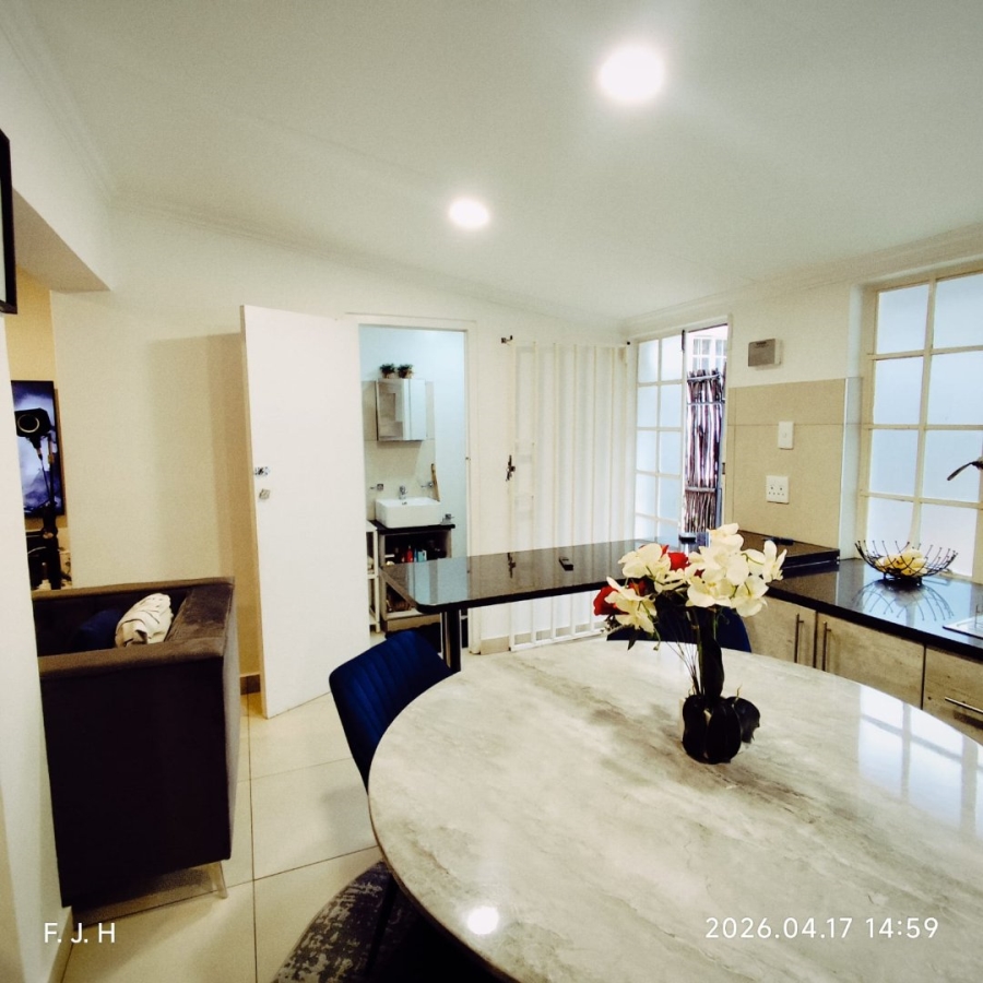 6 Bedroom Property for Sale in Senderwood Gauteng