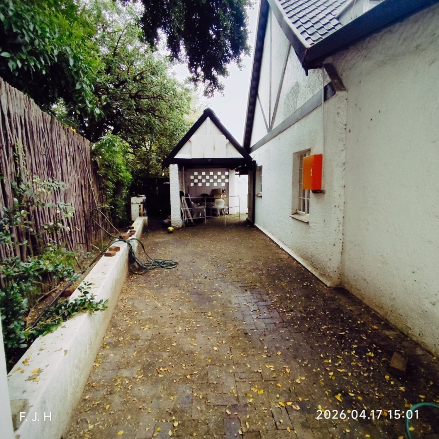 6 Bedroom Property for Sale in Senderwood Gauteng