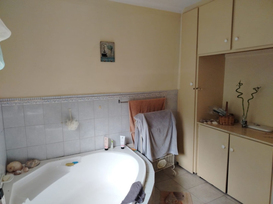 7 Bedroom Property for Sale in Silverton Gauteng